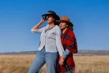 medium-shot-couple-spending-time-outdoors